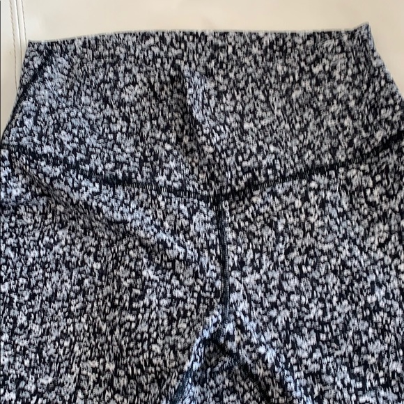 Lululemon size 8 print leggings - Picture 2 of 3